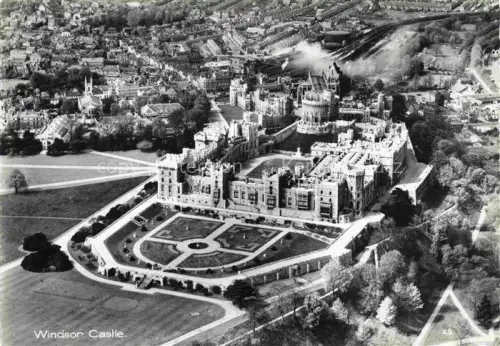 AK / Ansichtskarte Windsor  Castle London UK Windsor Castle aerial view