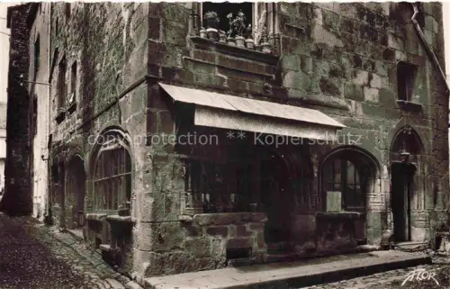 AK / Ansichtskarte Besse-en-Chandesse 63 Puy-de-Dome Porte d'Escalier et devanture Renaissance XVe siècle