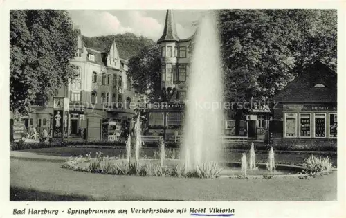 AK / Ansichtskarte BAD HARZBURG Niedersachsen Springbrunnen am Verkehrsbuero mit Hotel Viktoria