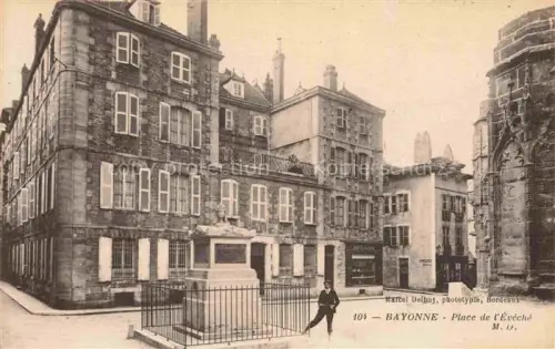 AK / Ansichtskarte BAYONNE 64 Pyrenees-Atlantiques Place de l'Evêché Monument
