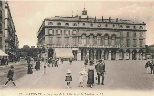 AK / Ansichtskarte BAYONNE 64 Pyrenees-Atlantiques Place de la Liberté et le Théâtre