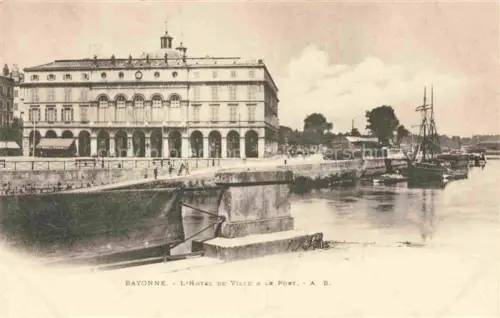 AK / Ansichtskarte BAYONNE 64 Pyrenees-Atlantiques Hôtel de Ville et le port