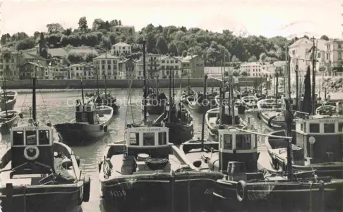 AK / Ansichtskarte SAINT-JEAN-DE-LUZ Bayonne 64 Pyrenees-Atlantiques Le port Bateaux de pêche