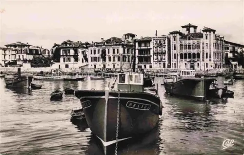 AK / Ansichtskarte ST-JEAN-DE-LUZ Bayonne 64 Pyrenees-Atlantiques Le port et Maison de l'Infante Bateaux de pêche