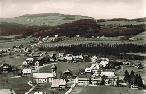 AK / Ansichtskarte Hinterzarten Breisgau-Hochschwarzwald BW Fliegeraufnahme mit Kirche