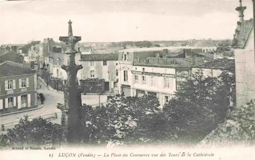 AK / Ansichtskarte Lucon Fontenay-le-Comte 85 Vendee La Place du Commerce vue des Tours de la Cathedrale