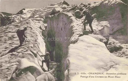 AK / Ansichtskarte CHAMONIX BONNEVILLE 74 Haute-Savoie Ascension perilleuse Passage d'une Crevasse au Mont Blanc