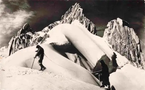 AK / Ansichtskarte CHAMONIX BONNEVILLE 74 Haute-Savoie Les Trois Pointes de l'Aiguelle du Midi et la Gare superieure du Teleferique
