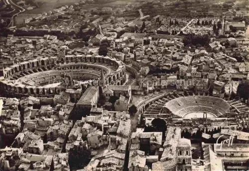 AK / Ansichtskarte ARLES 13 Bouches-du-Rhone Les Arenes Theatre Antique