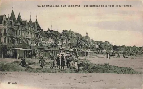 AK / Ansichtskarte LA-BAULE-SUR-MER La-Baule-les-Pins 44 Vue generale de la Plage et du Remblai