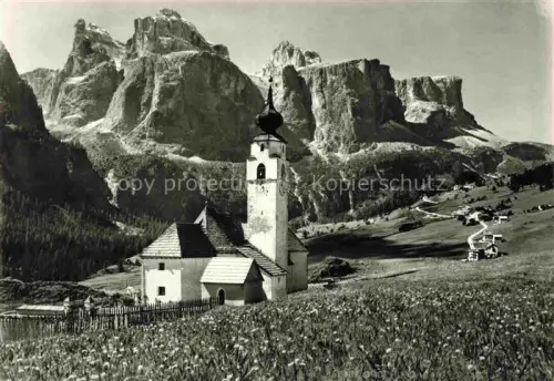 AK / Ansichtskarte Colfosco in Badia Kolfuschg 1645m Dolomiti IT Kirche mit Gruppo Sella
