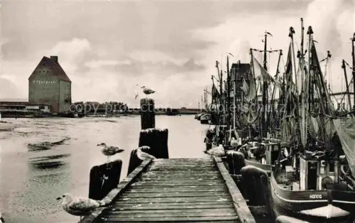 AK / Ansichtskarte HUSUM  Nordfriesland Norsee Schleswig-Holstein Hafen Mole
