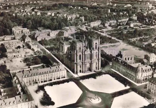 AK / Ansichtskarte Vitry-le-Francois 51 Marne Centre Place d Armes Cathedrale 