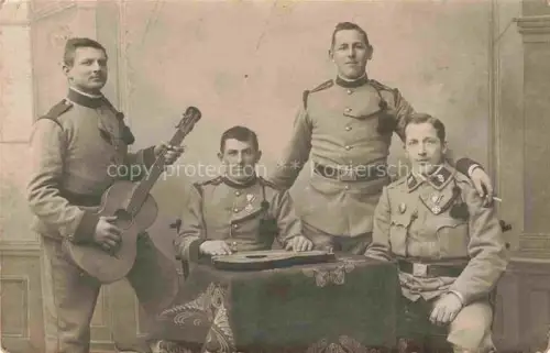 AK / Ansichtskarte Militaria Soldatenleben Gitarre Zither