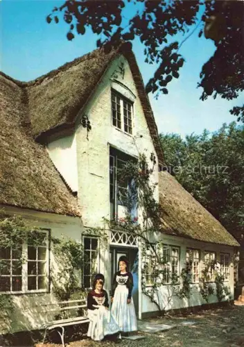 AK / Ansichtskarte FoeHR Nordseeinsel Schleswig-Holstein Friesenhaus Junge Friesinnen