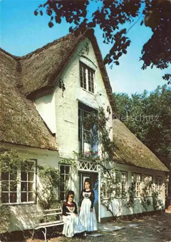 AK / Ansichtskarte FoeHR Nordseeinsel Schleswig-Holstein Friesenhaus Junge Friesinnen
