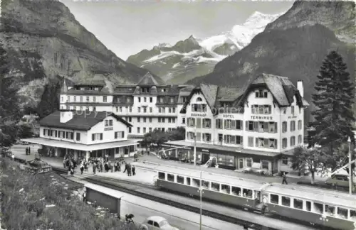 AK / Ansichtskarte Grindelwald BE Bahnhofplatz mit Finsteraar und Fiescherhorn
