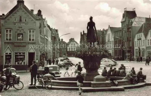 AK / Ansichtskarte HUSUM  Nordfriesland Norsee Schleswig-Holstein Grossstrasse Asmussen-Woldsen-Brunnen