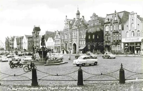 AK / Ansichtskarte HUSUM  Nordfriesland Norsee Schleswig-Holstein Partie am Markt mit Brunnen