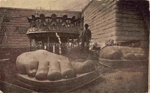 AK / Ansichtskarte NEW YORK City USA One third of the Feet which are 18 ft 7 Inches long and the Sandals