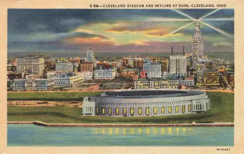 AK / Ansichtskarte CLEVELAND  Ohio USA Cleveland Stadium and Skyline at Dusk