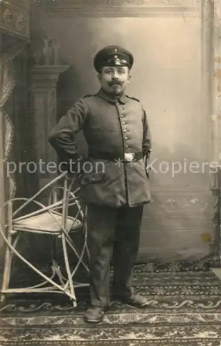 AK / Ansichtskarte Wilna VILNIUS Wilno Lithuania Soldat Fotostudio am Stuhl