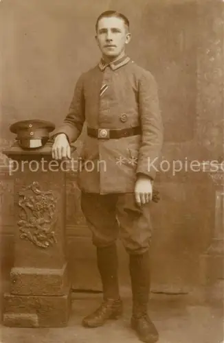 AK / Ansichtskarte WK1 Militaria Deutschland Fotostudio am Pult Soldat Portrait Abzeichen