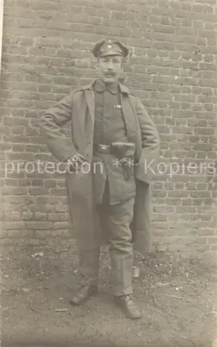 AK / Ansichtskarte WK1 Militaria Deutschland Foto Soldat Portrait Pistole Schaft