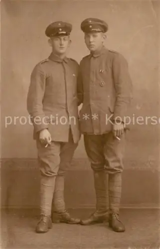 AK / Ansichtskarte WK1 Militaria Deutschland Foto Soldaten Abzeichen Zigaretten