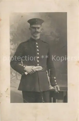 AK / Ansichtskarte WK1 Militaria Deutschland Foto Portrait Soldat Weingarten Handschuhe