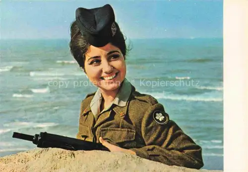 AK / Ansichtskarte Tel-Aviv-Jaffa Israel Une jeune militaire de l'Armée de Defense d'Israel