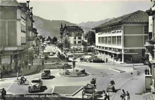 AK / Ansichtskarte INTERLAKEN BE Centralplatz und Bahnhofstrasse