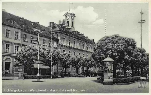AK / Ansichtskarte Wunsiedel Marktplatz mit Rathaus