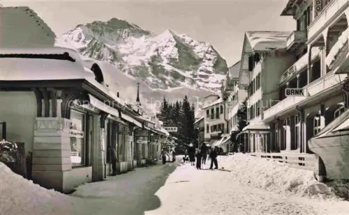 AK / Ansichtskarte Wengen  BE Dorfstrasse mit Blick gegen Jungfrau Berner Alpen