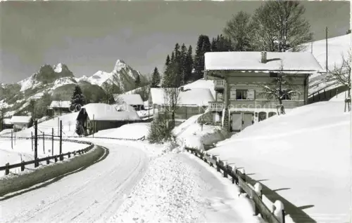 AK / Ansichtskarte Saanenmoeser BE Teilansicht Blick gegen Gummfluh und Rueblihorn Berner Alpen Winterlandschaft