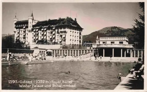 AK / Ansichtskarte Gstaad Saanen BE Royal Hotel Winter Palace und Schwimmbad