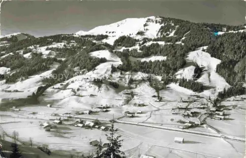 AK / Ansichtskarte St Stephan Simmental Zweisimmen BE Panorama Barwengen Abfahrt Wintersportplatz Alpen