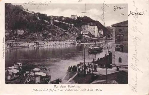 AK / Ansichtskarte PAssAU Bayern Vor dem Rathaus Ankunft und Abfahrt der Postdampfer nach Linz-Wien