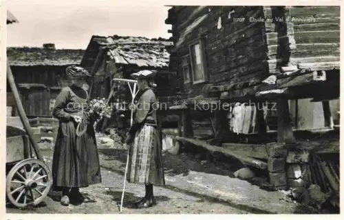 AK / Ansichtskarte Anniviers Val d Anniviers Grimentz VS Bauernhof Damen in Trachten