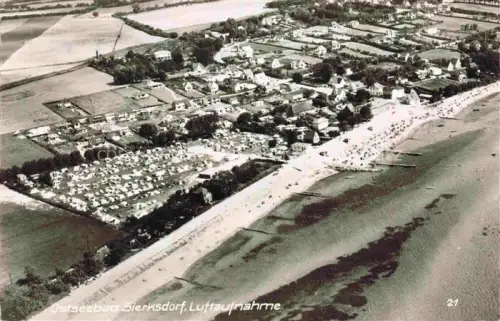 AK / Ansichtskarte Sierksdorf Ostseebad Schleswig-Holstein Kuestenpanorama Strand