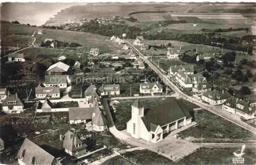 AK / Ansichtskarte Berneval-le-Grand Berneval-sur-Mer 76 Seine-Maritime Eglise et le Centre du Bourg vue aérienne