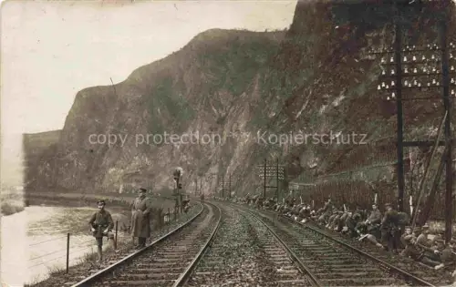 AK / Ansichtskarte Bad Muenster am Stein Ebernburg Rheinland-Pfalz Soldaten warten an den Gleisen auf Ankunft des Zuges