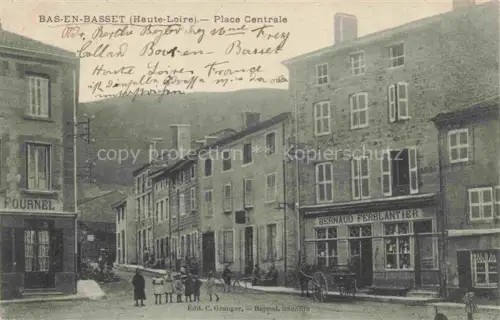 AK / Ansichtskarte Bas-en-Basset Yssingeaux 43 Haute-Loire Place Central