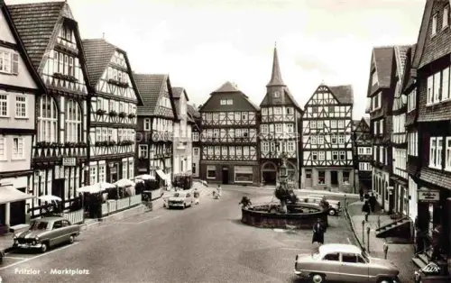 AK / Ansichtskarte Fritzlar Marktplatz Altstadt Fachwerkhaeuser Brunnen