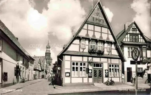AK / Ansichtskarte Quakenbrueck Niedersachsen Grosse Kirchstrasse Altstadt Fachwerkhaeuser Kirche
