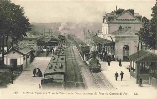AK / Ansichtskarte FONTAINEBLEAU 77 Seine et Marne Interieur de la Gare vue prise du Pont du Chemin de Fer