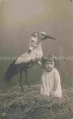 AK / Ansichtskarte Storch Stork Cigogne Ciguena-- Kind Puppe