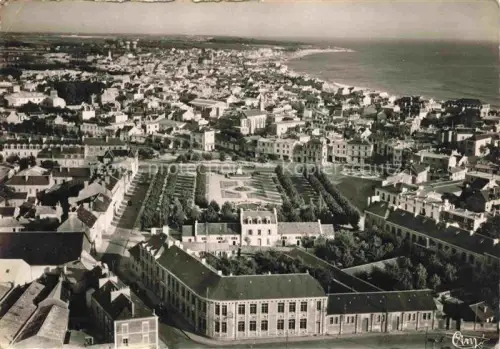 AK / Ansichtskarte Les Sables-d Olonne 85 Vue aeriennesur la Place de la Liberte Les Ecoles et la Ville