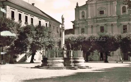 AK / Ansichtskarte Neuburg  Donau Bayern Brunnen am Karlsplatz mit Rathaus und Hofkirche