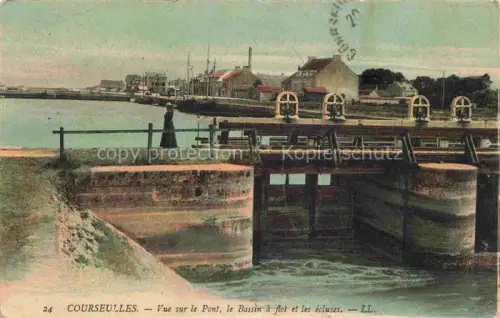 AK / Ansichtskarte Courseulles-sur-Mer CAEN 14 Calvados Vue sur le pont Bassin à flot et les écluses